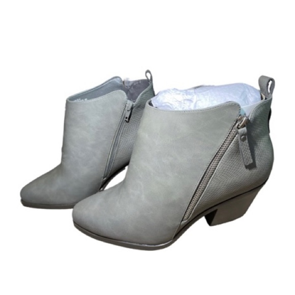 Extrawide gray short boots